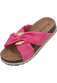 Chancla rosa de tela con nudos en la parte superior, acento de hardware en tono dorado y suela de plataforma estilo espadrille texturizada.