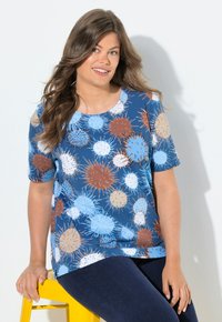 Camiseta azul de manga corta con un patrón abstracto y colorido de formas redondeadas en tonos naranja, azul claro y crema. Acabado de tela suave.