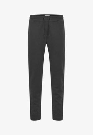 Fekete melegítőnadrág puha anyagból, rugalmas derekú, húzózsinórral és szűkített szárakkal. Az alsó részeknél bordás mandzsetta található.