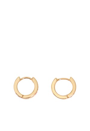 Pequeño par de pendientes de aro de oro pulido con un acabado liso, exhibidos sobre un fondo blanco.