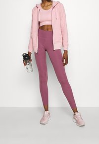 Nike Performance Felpa con zip - pink