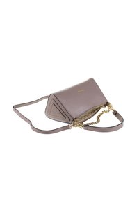 Klein mauve lederen handtasje met gouden ketting en strap, driehoekige zijkanten en gedeeltelijk open ritssluiting die het gebrandmerkte interieur toont.