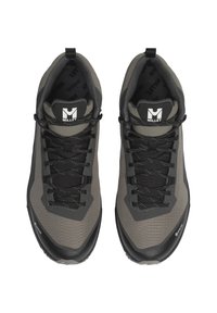 Chaussures de randonnée grises avec un dessus texturé et des lacets noirs, portant un logo sur la languette et une semelle en caoutchouc durable pour l'adhérence.