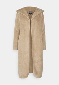 Beżowy długi płaszcz z kapturem, wykonany z miękkiego, teksturowanego materiału. Otwarte z przodu, długie rękawy i prosta sylwetka bez zapięć.