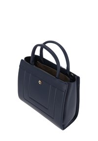 Tengerészkék bőr kézitáska két felső fogóval, téglalap alakú, elülső zsebbel és aranyszínű fém kiegészítőkkel. Kinyitva bézs belsőt mutat.