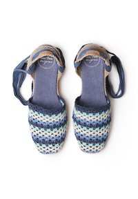 Espadrillas intrecciate con un motivo a righe blu, turchese e beige, dotate di cinturini in tessuto regolabili e una suola in juta naturale texture.