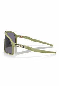 Zielone plastikowe okulary przeciwsłoneczne z dużymi soczewkami i kanciastą oprawką. Posiadają czarne logo "OAKLEY" z boku oraz ciemnoszare przyciemniane soczewki.