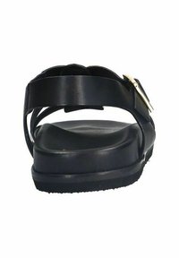 Zwarte sandalen met een glad, glanzend materiaal, een platte zool en een verstelbare gouden gesp met een golvend ontwerp.