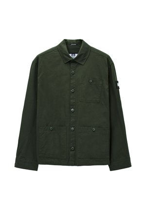 Grüne Jacke mit Knopfleiste und Kragen, zwei vorderen Taschen und einem Patch am linken Ärmel. Hergestellt aus strapazierfähigem Stoff mit einer glatten Textur.