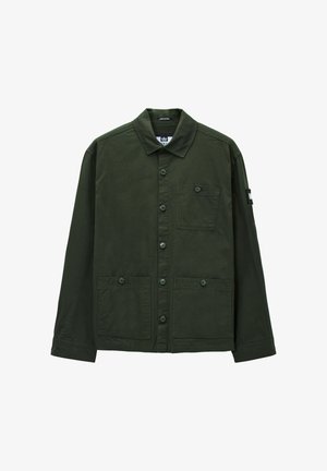 Grüne Jacke mit Knopfleiste und Kragen, zwei vorderen Taschen und einem Patch am linken Ärmel. Hergestellt aus strapazierfähigem Stoff mit einer glatten Textur.