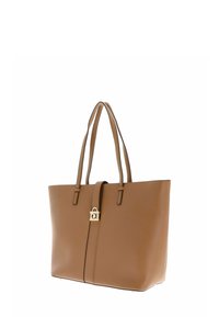 Bolso tote de cuero marrón con dos asas para el hombro, un detalle central de cierre dorado y una forma rectangular estructurada. Textura suave.