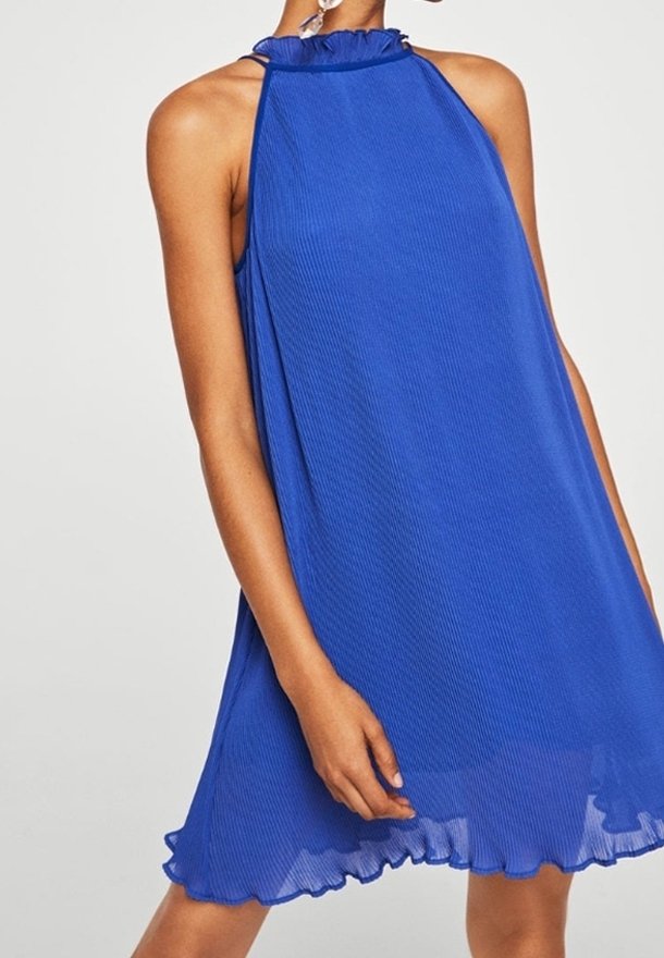 Robe halter bleue avec un col froncé, fabriquée en tissu léger plissé, arborant un ourlet fluide et une coupe décontractée.