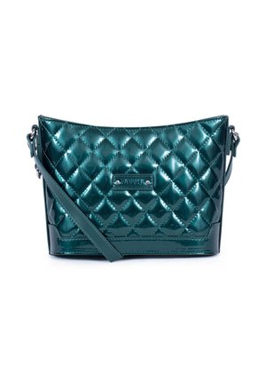 Sac bandoulière matelassé bleu sarcelle avec finition brillante, plaque logo en métal rectangulaire et sangle réglable sur fond blanc.