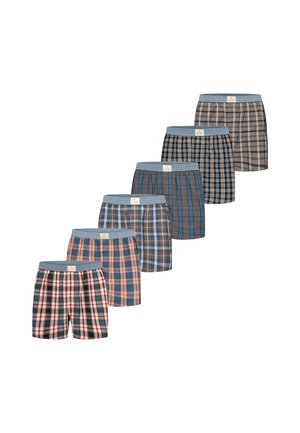 Sei paia di boxer da uomo a quadri in vari motivi di colore con fascia elastica grigia in vita, disposti diagonalmente su uno sfondo bianco.
