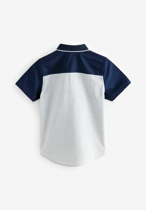 Camicia a maniche corte con una parte superiore blu navy e una parte inferiore grigia chiara, con colletto standard e texture liscia.