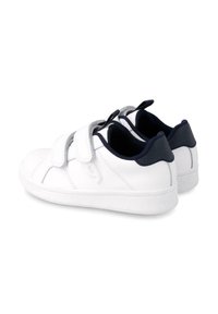Zapatillas sintéticas blancas con acentos en azul marino, que cuentan con dos correas de gancho y bucle, un diseño elegante y suelas de goma blanca texturizada.