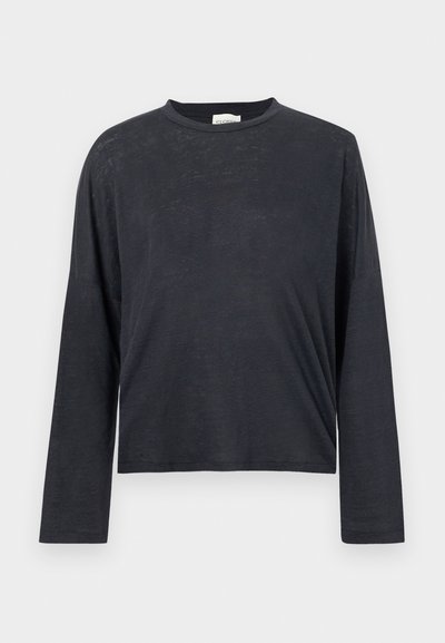 T-shirt cropped de manga longa e cinza escuro, feito de um tecido leve e ligeiramente texturizado. Apresenta um decote redondo e um ajuste solto.