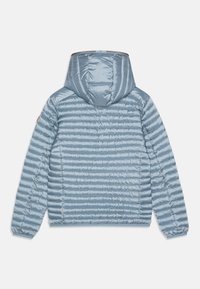 Lichtblauwe geïsoleerde jas met capuchon, met een horizontaal doorgestikt ontwerp en elastische boorden. Inclusief een klein logo-patch op de mouw.