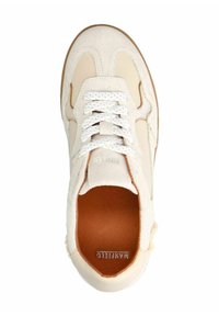 Sneaker color crema realizzato in materiali scamosciati e in pelle, dalla forma arrotondata, con lacci bianchi e una soletta in pelle marrone. Accenti di design minimalista.