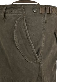 Oliwkowe bawełniane szorty cargo z wygiętym bocznym kieszenią, wzmocnionymi szwami, zapięciem na guzik oraz pętelką na pasek z materiału w talii.