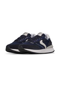 Scarpe da corsa della marina con tomaia in rete e camoscio, dotate di accenti bianchi, parte superiore testurizzata, suola in gomma nera e design con lacci.