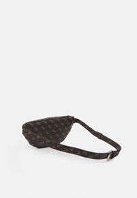 Czarna torba materiałowa z geometrycznym wzorem w brązie, wyposażona w cienki pasek i kompaktowy, trójkątny kształt. Srebrne akcenty metalowe.