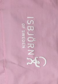 Ljust rosa tyg med vit broderad text "ISBJÖRN OF SWEDEN" och en liten grafisk detalj. Slät textur, enkel design, tydlig märkning.