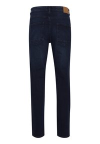 Mörkblå denimjeans med rak bendesign. Har två bakfickor och en beige läderlapp vid midjan.