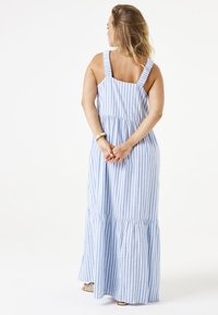 Maxikleid mit blauen und weißen Streifen, verstellbaren breiten Trägern, gestuftem Design, leichtem Stoff und einem schwingenden Rock.