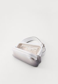 Osoi SLIDE BROT - Taška cez plece - prism white