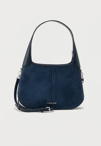 Τσάντα χειρός από σουέτ σε ναυτικό μπλε με λείες δερμάτινες λεπτομέρειες, κυρτή λαβή στην κορυφή, ρυθμιζόμενο λουρί και λεπτομέρεια με λογότυπο στο μπροστινό μέρος. Συμπαγές και δομημένο σχήμα.