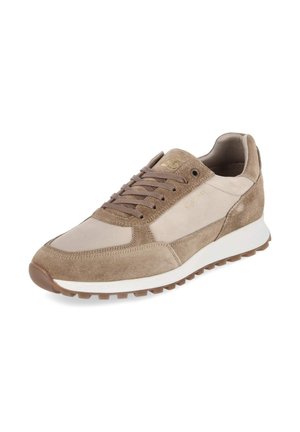 Beżowo-brązowy zamszowy sneaker z sznurowaniem z przodu, białą podeszwą środkową i teksturowaną brązową podeszwą zewnętrzną, ustawiony pod kątem, aby pokazać zewnętrzną stronę i czubek buta.