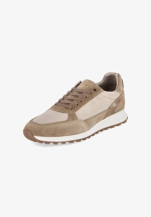 Beiger und brauner Wildledersneaker mit Schnürung vorne, weißer Zwischensohle und strukturierter brauner Außensohle, schräg gestellt, um die Außenseite und die Spitze zu zeigen.