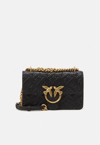 Mala tiracolo em pele preta com padrão em relevo, alça em corrente dourada e fecho frontal em forma de pássaro dourado. Forma retangular compacta.