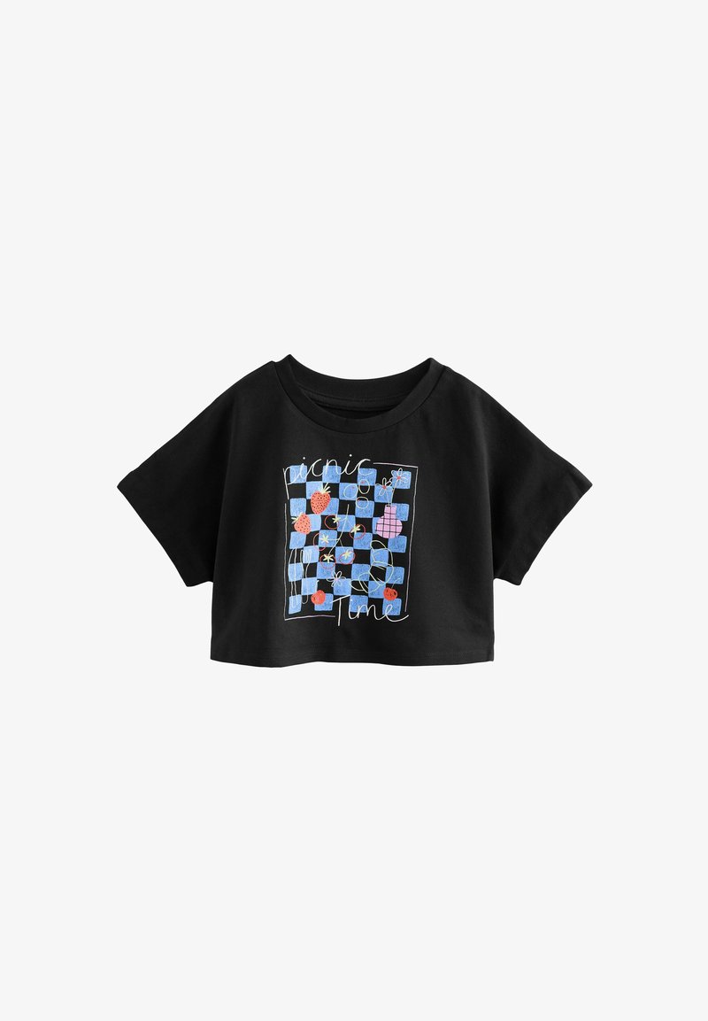T-shirt nera corta con stampa a scacchiera blu e nera con fragole, fiori e il testo "picnic time" in corsivo bianco.