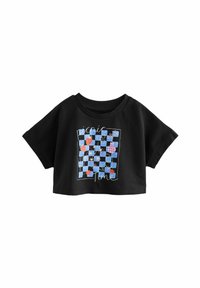 Crop top noir avec un col rond. Présente un graphique coloré sur le thème d'un pique-nique avec des fraises et des fleurs sur un fond à carreaux bleus.