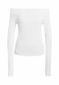 Biała bluzka z odkrytymi ramionami, z długim rękawem, dopasowany krój, gładka faktura oraz subtelny akcent logo na klatce piersiowej.