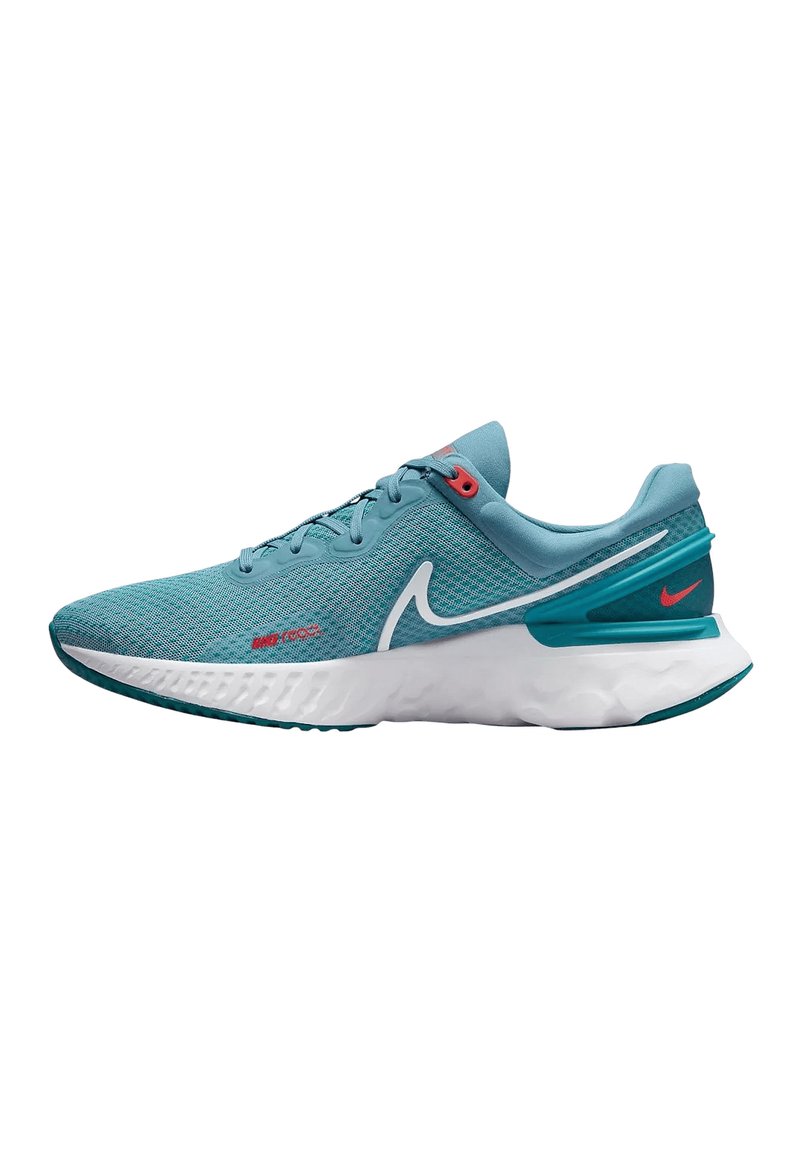 Scarpa sportiva azzurra con tomaia in mesh, suola intermedia bianca e suola in gomma. Presenta un logo swoosh e dettagli rossi.