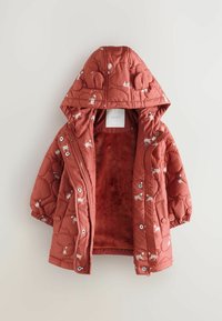 Veste matelassée rouge avec capuche, ornée de motifs de chiens blancs, de pressions argentées et d'une doublure intérieure douce et pelucheuse orange.