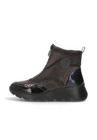 Botines negros con acabado de ante, acentos de charol brillantes, cierre con cremallera y suela de goma texturizada. Diseño de puntera redonda.