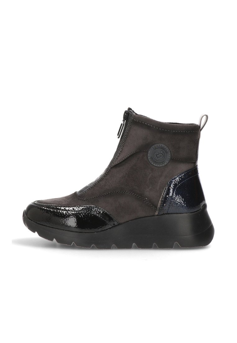 Botines negros con acabado de ante, acentos de charol brillantes, cierre con cremallera y suela de goma texturizada. Diseño de puntera redonda.