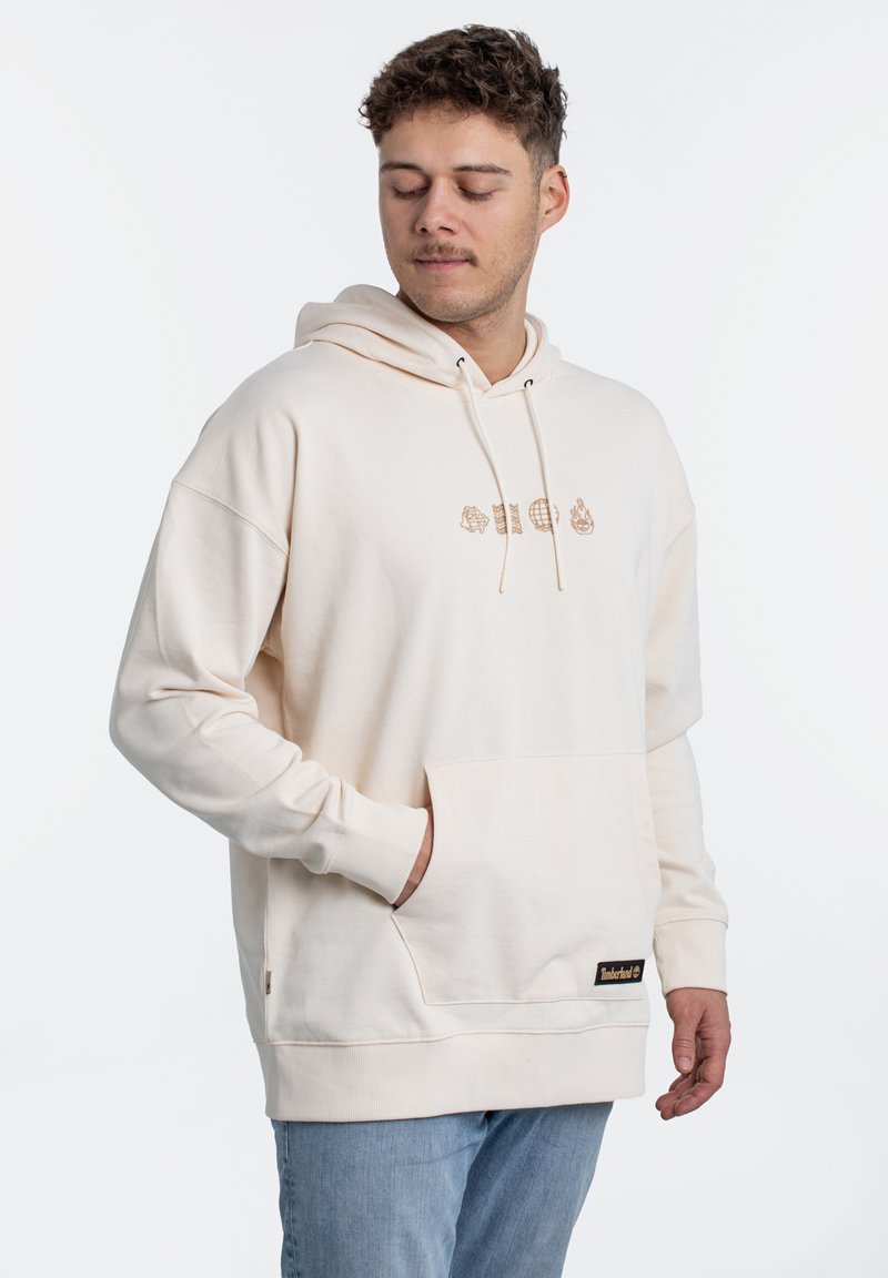 Felpa beige con cappuccio, dotata di cordini e tasca a canguro. Presenta sottili grafica in marrone chiaro sopra la tasca. Texture morbida.