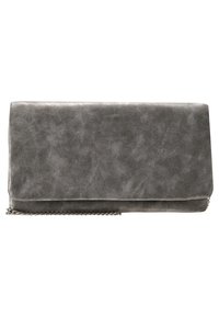 Pochette en cuir gris à texture lisse, fermeture à rabat et bandoulière chaîne argentée. Présente un design minimaliste sans éléments métalliques visibles.
