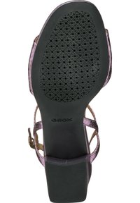 Sandalia de tacón Geox con parte superior de cuero metálico púrpura, suela de goma texturizada y tacón cuadrado. Los detalles incluyen un diseño de tiras entrecruzadas.