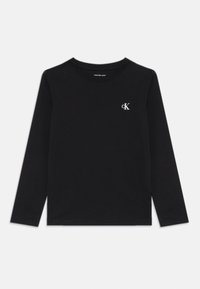 Svart langermet t-skjorte laget av glatt bomull, med rund hals og en liten hvit "cK" logo brodert på brystet.