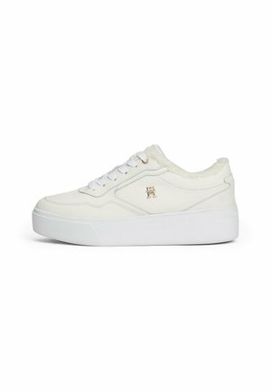 Sneaker bianco con colletto in pelliccia sintetica testurizzata, logo con accento dorato e suola bianca spessa. Presenta lacci piatti e dettagli cuciti.