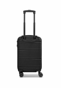 Schwarzer Hartschalenkoffer mit strukturiertem, gerilltem Oberflächendesign, zwei ausziehbaren Griffen und vier langlebigen Rollen für einfache Mobilität.