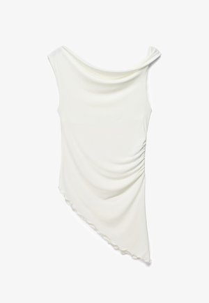 Ecru top bez rękawów z marszczonym dekoltem, asymetrycznym dołem i detalem marszczenia po bokach na białym tle.