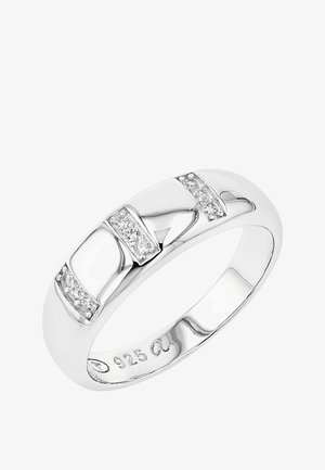 Zilveren ring met drie rechthoekige secties bezet met kleine heldere edelstenen, gemarkeerd 925 aan de binnenkant van de ring.