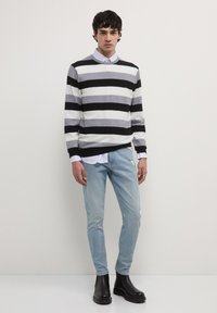 Calliope RAYÉ - Pullover - une variante